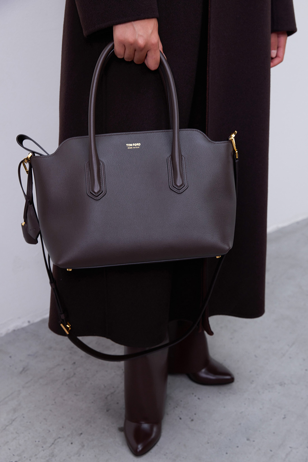 תמונת כל הלוק של משקפי שמש עם מסגרת מרובעת